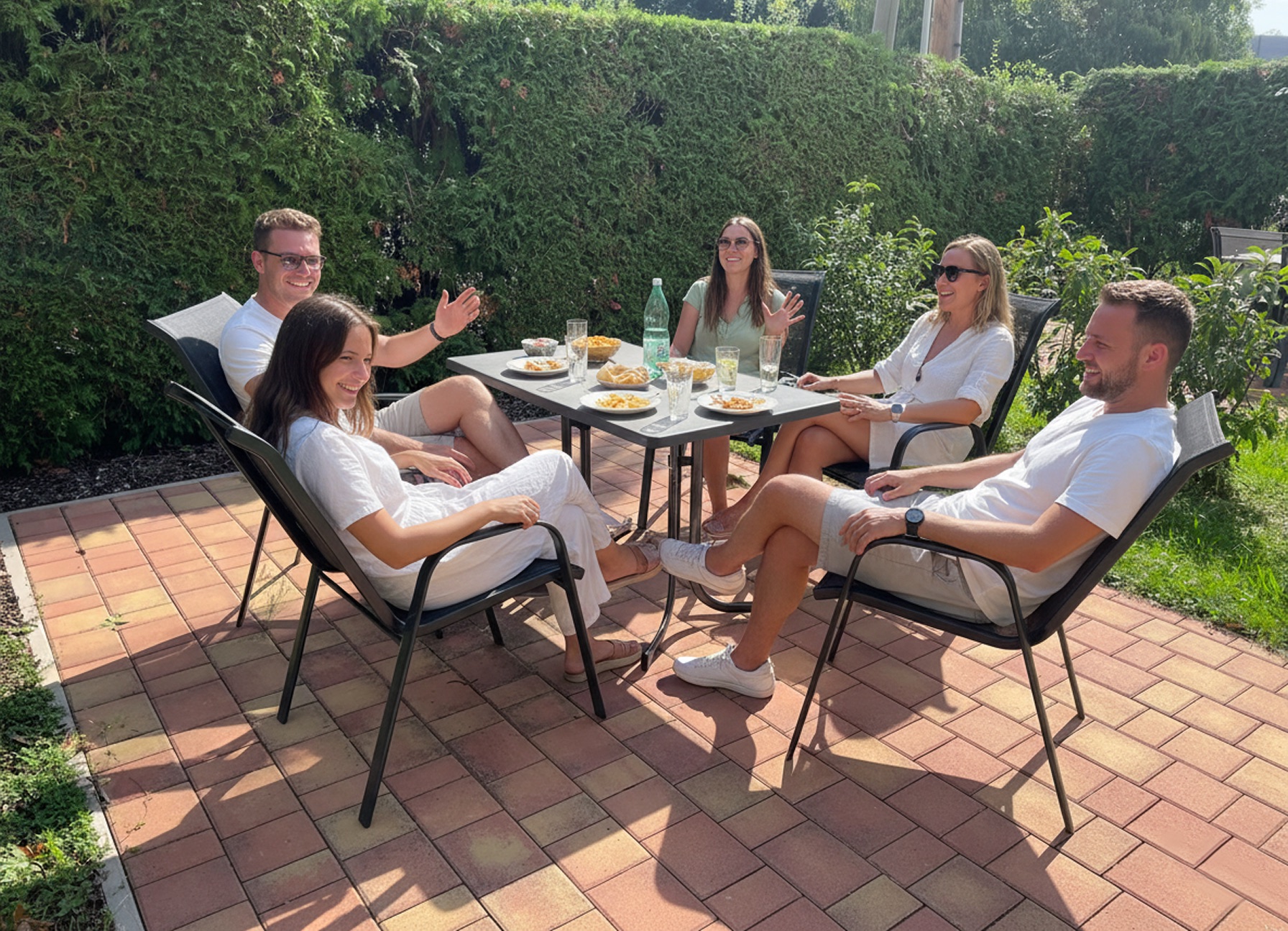 Накрытый стол с людьми в апартаментах Albizia