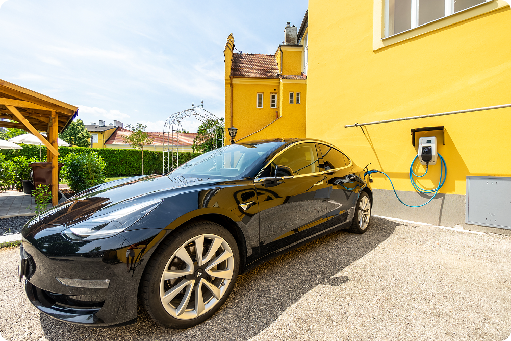 Станция зарядки электромобилей в апартаментах Albizia Apartments